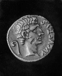 Portræt af kejser Augustus (63BC-14AD), på bagsiden af en mønt af Julia (39BC-14AD), datter af Augustus (metal)